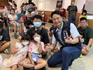 2025電影巡迴放映活動-永續幸福沙鹿場區長與小朋友合照