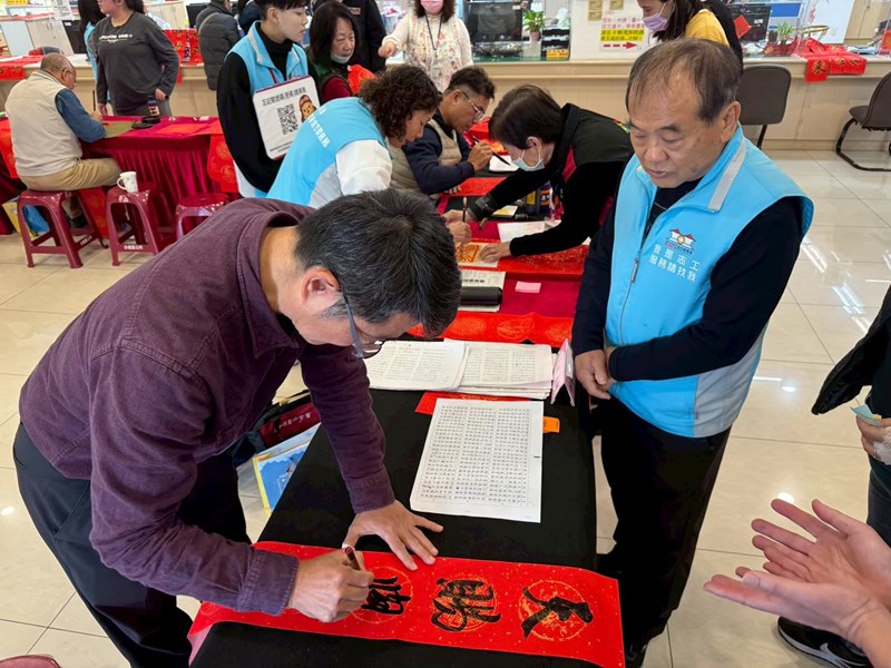 115 01 23金馬躍昇·獻公益新春揮毫活動揮毫現況01
