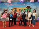 區長、社會課課長與臺中市108年度模範父親受獎人及其家屬合影並表達祝賀之意